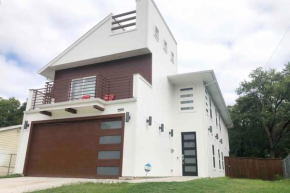 6 BR Big Dallas Home w HOT TUB , FIRE PIT & Basketballhoop